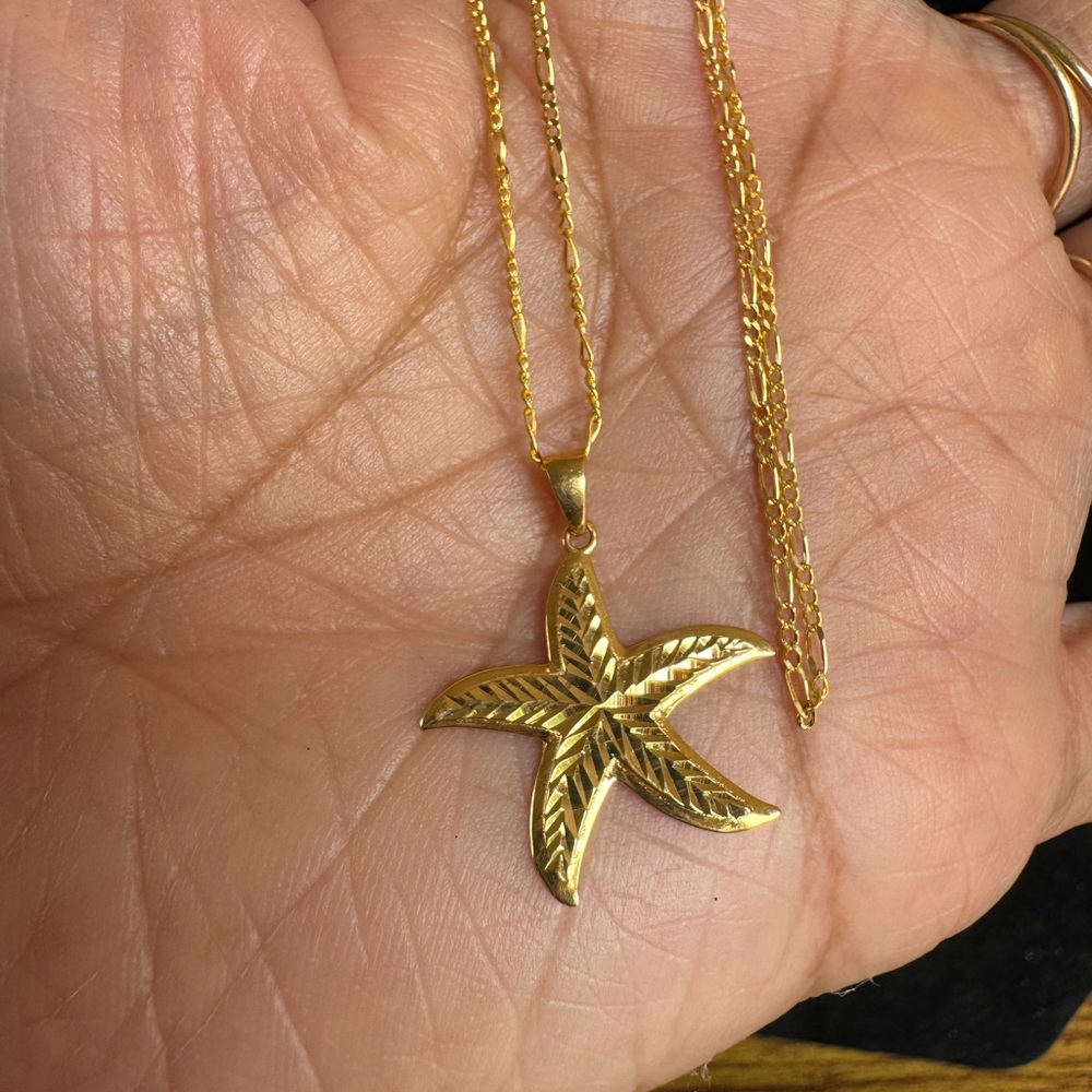 18k Saudi Gold Starfish Pendant Necklace - Picture 2 of 9